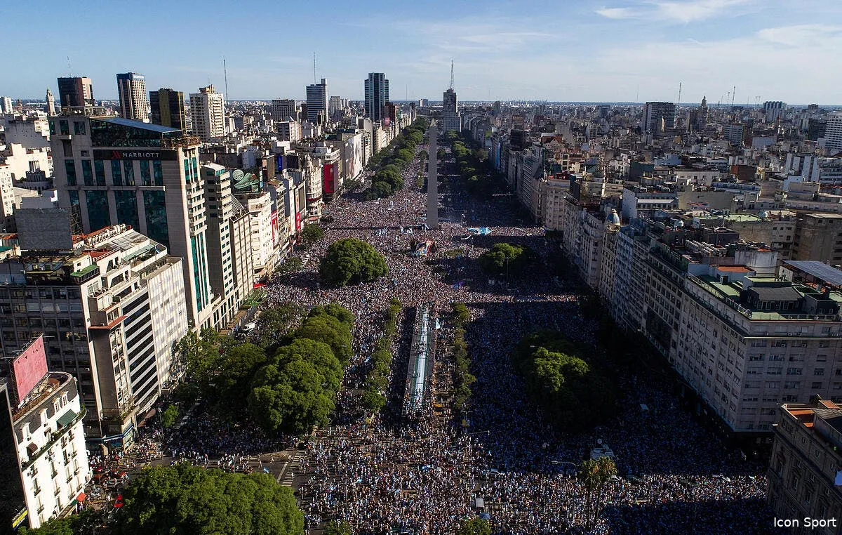l argentine en folie plus de bus les joueurs defilent en helico icon 835887 003 354879