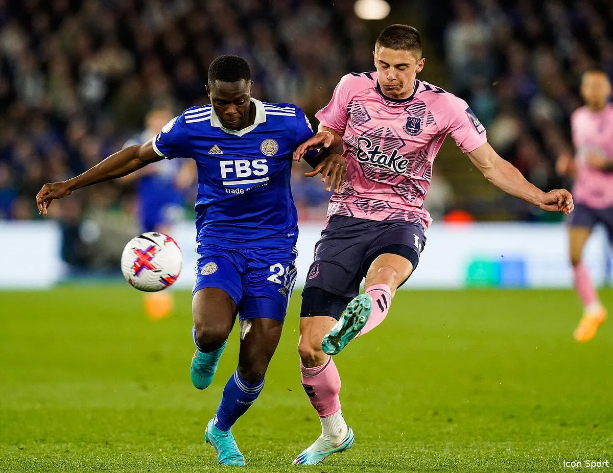 l asse se jette sur un buteur a 30 me iconsport 173928 0065 380528