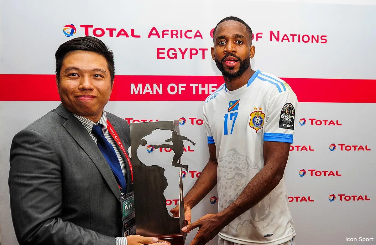 l ol et l om bondissent sur cedric bakambu icon 43853344 331921