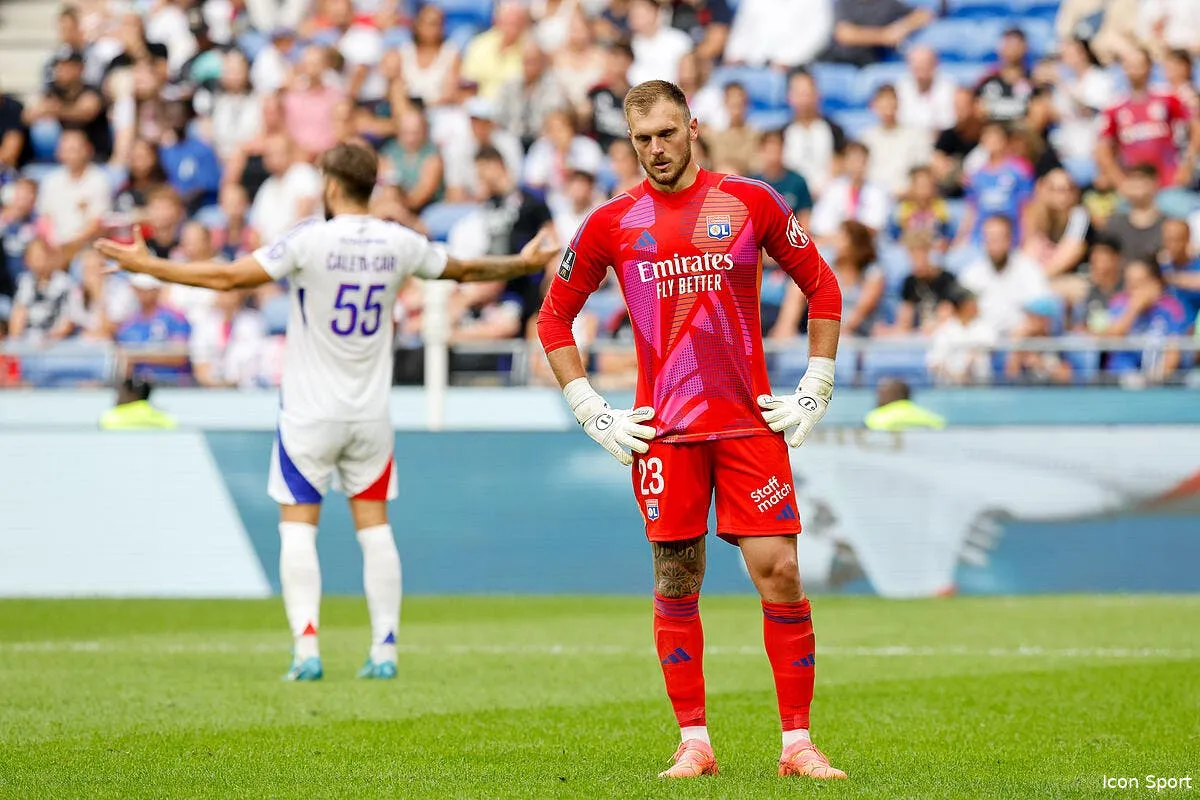 l ol promene par une equipe en tongs il y a le feu iconsport 237594 0150 380272