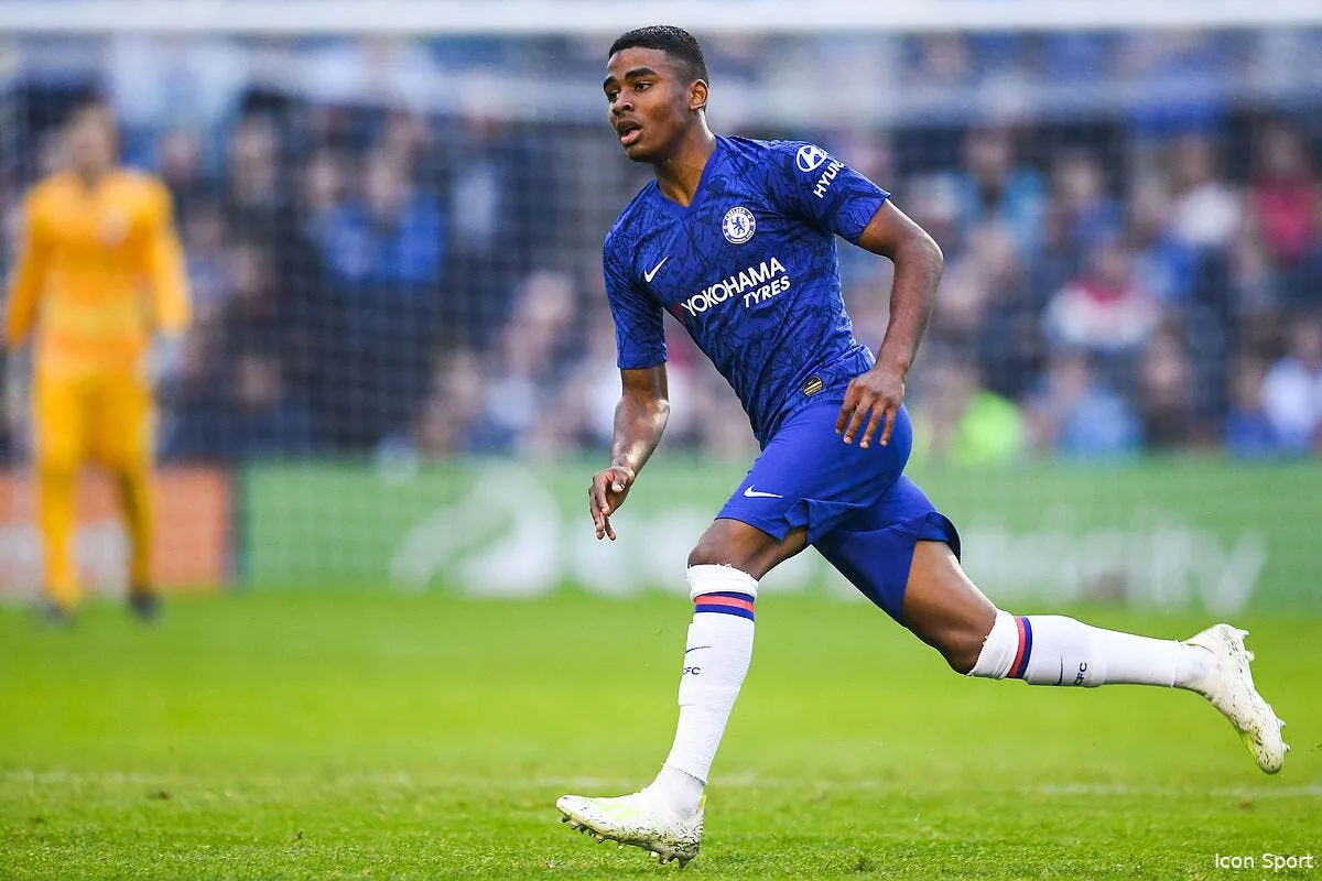 l om a l assaut d un defenseur d un chelsea icon 1751799 370279