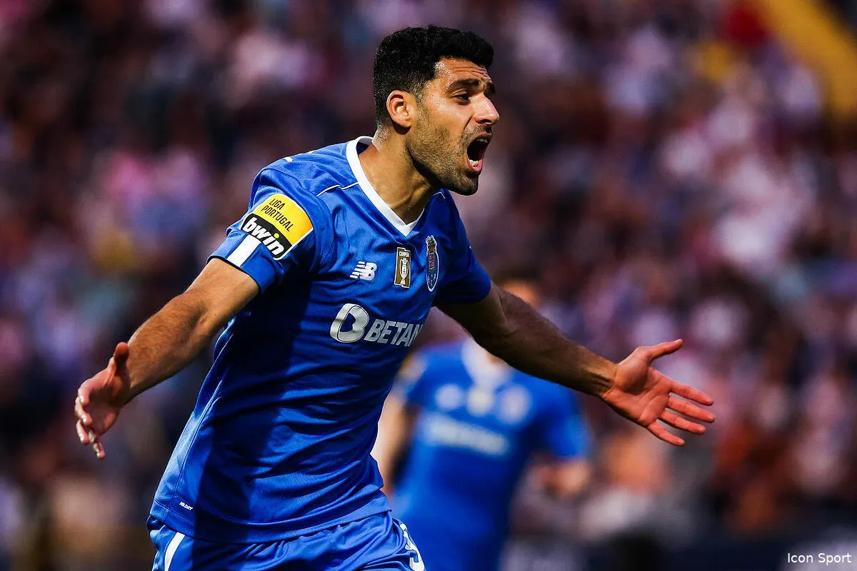 l om fonce sur un attaquant qui emplie les buts icon ci sports 20230520 46895275 362614