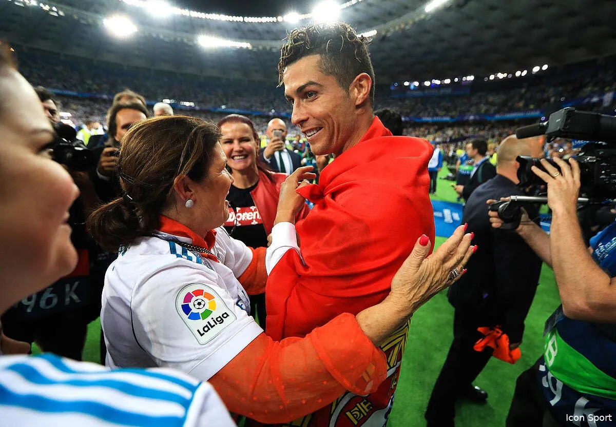 la mere de cristiano ronaldo en larmes icon pa 36711093 370016