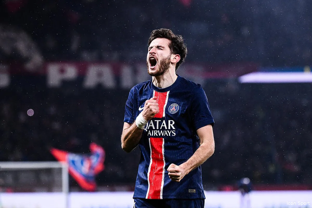 la star kvaratskhelia se fait tout petite au psg iconsport 251598 0267 388249