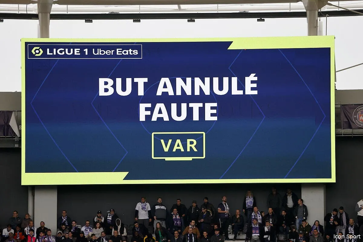 la var stoppee en ligue 1 le temps d une reforme des arbitres icon om17736 357270