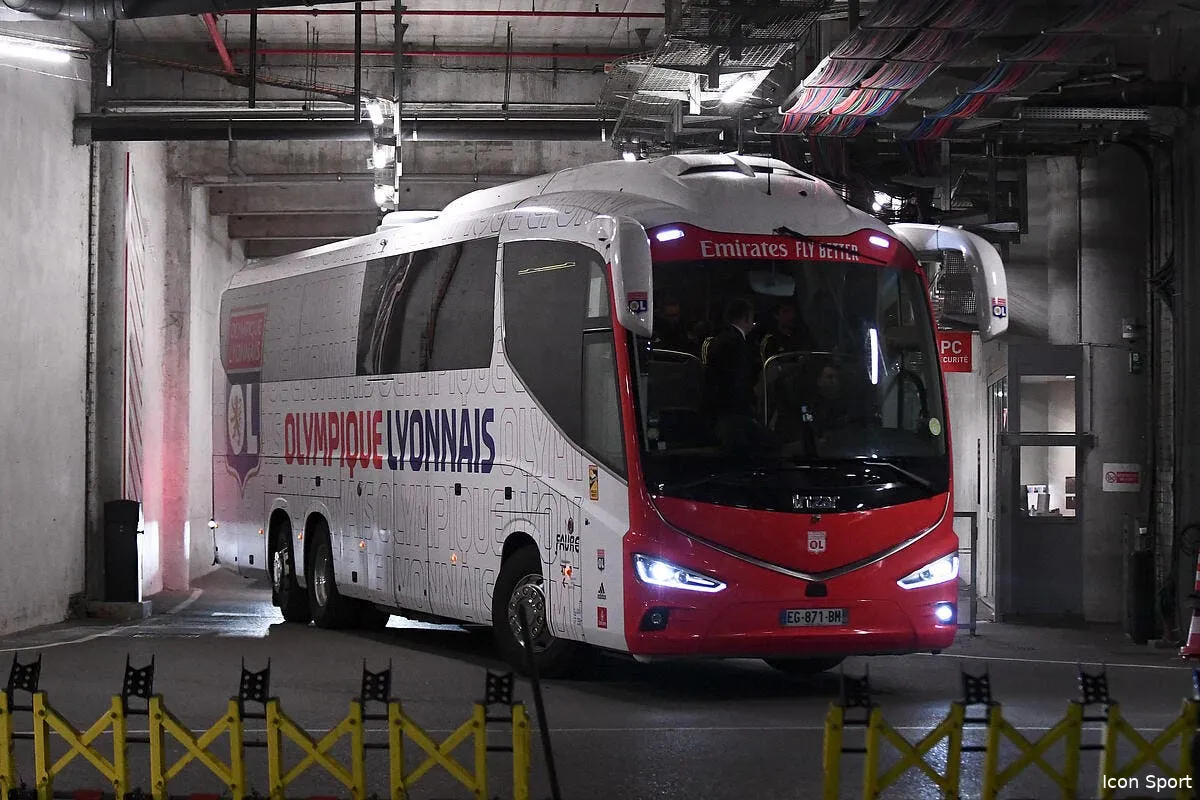 le bus de l ol degrade les ultras parisiens dans le coup iconsport 189647 0420 381941