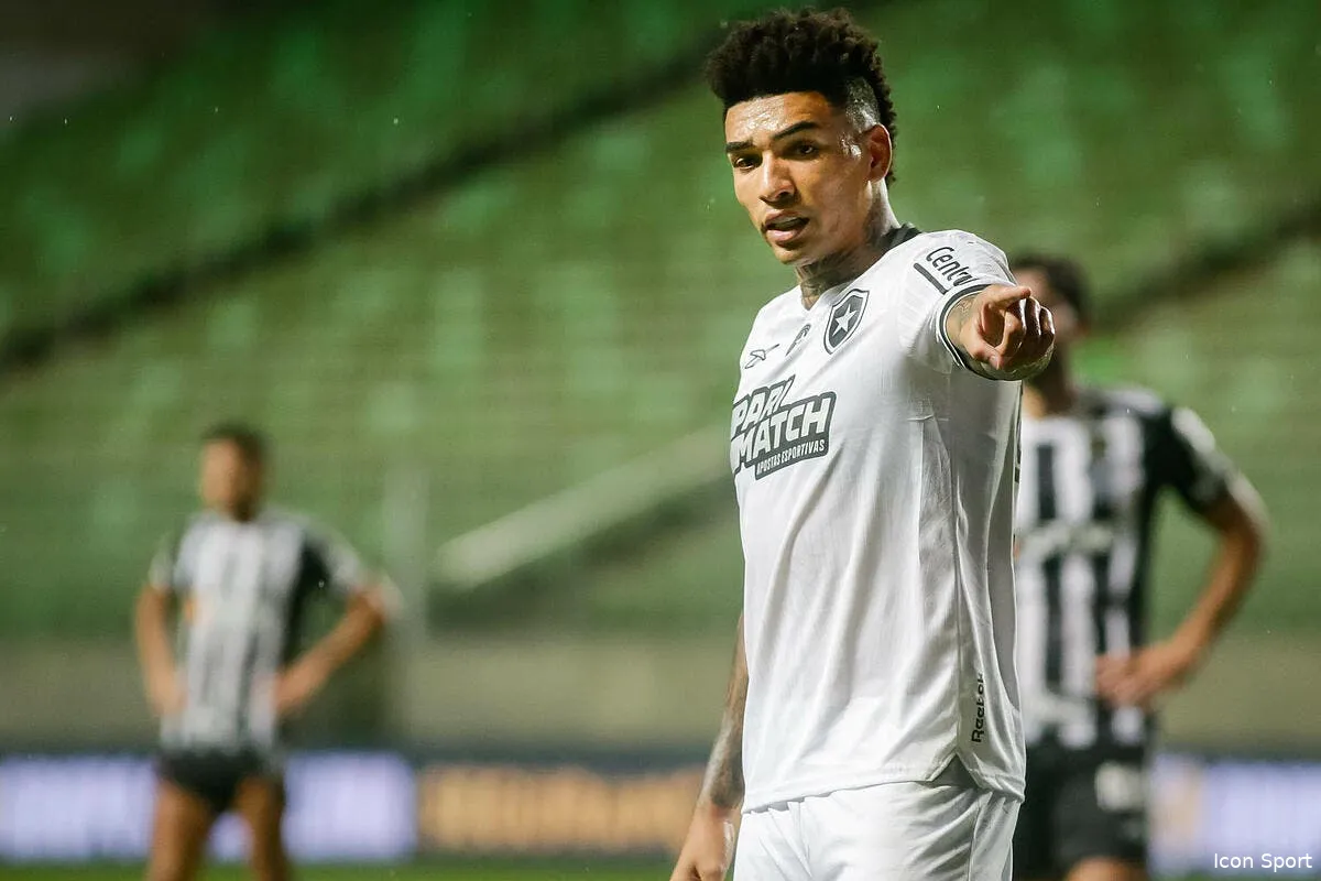 le remplacant de lacazette est devenu trop grand pour l ol iconsport 244936 0090 384673