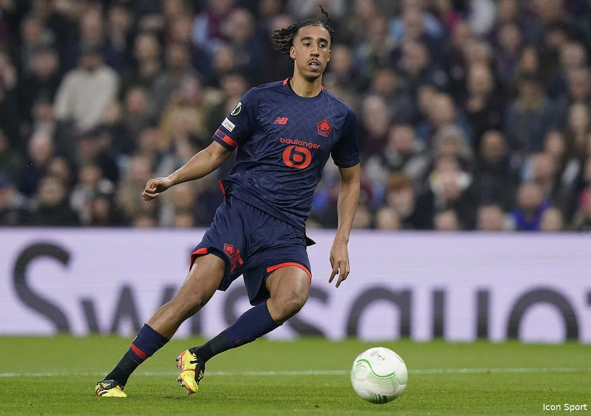 leny yoro rejoint manchester united iconsport 208426 0230 378574