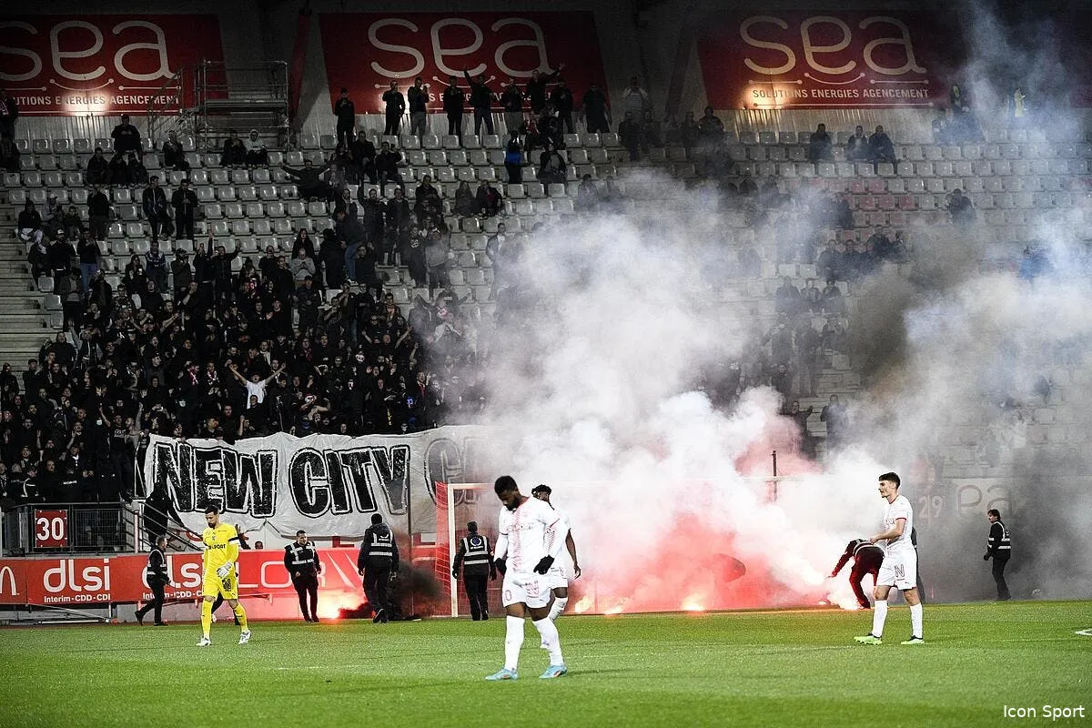 les supporters de nancy stoppent le match face a qrm icon cas2581 339609