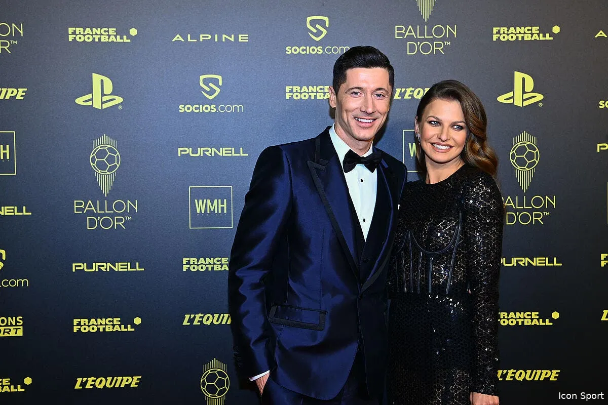 lewandowsi recoit le prix de buteur de l annee icon dib 8422 329153