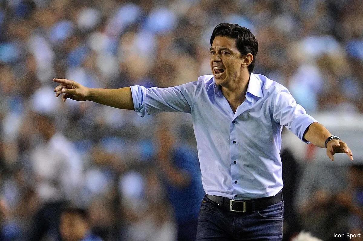 marcelo gallardo arrive a l om et il a un cadeau icon pho 241114 08 16 361534