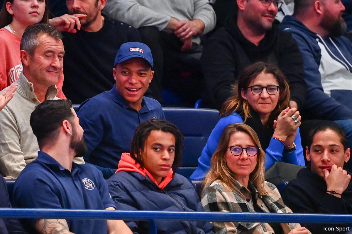 mbappe et le psg sa mere eteint l incendie icon dib 130322 11 17 352435