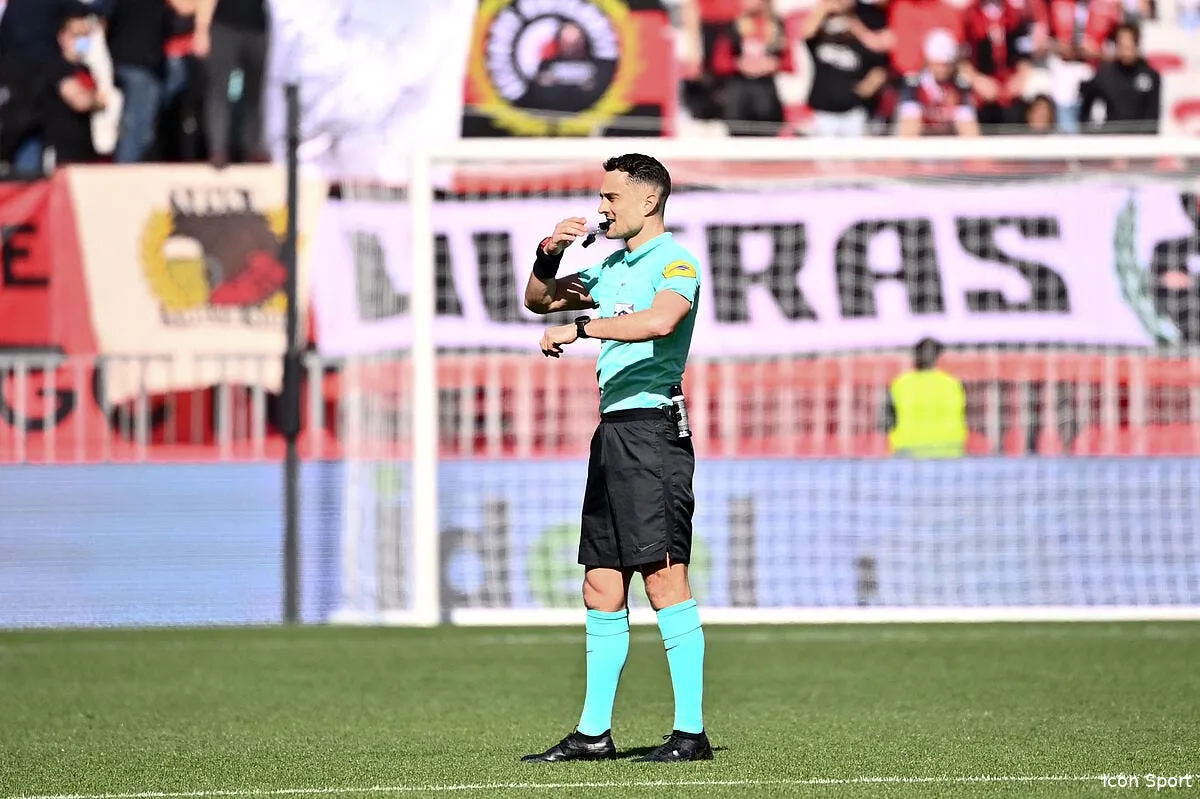 micro sur les arbitres en l1 amazon frappe fort icon dim 8607 335311