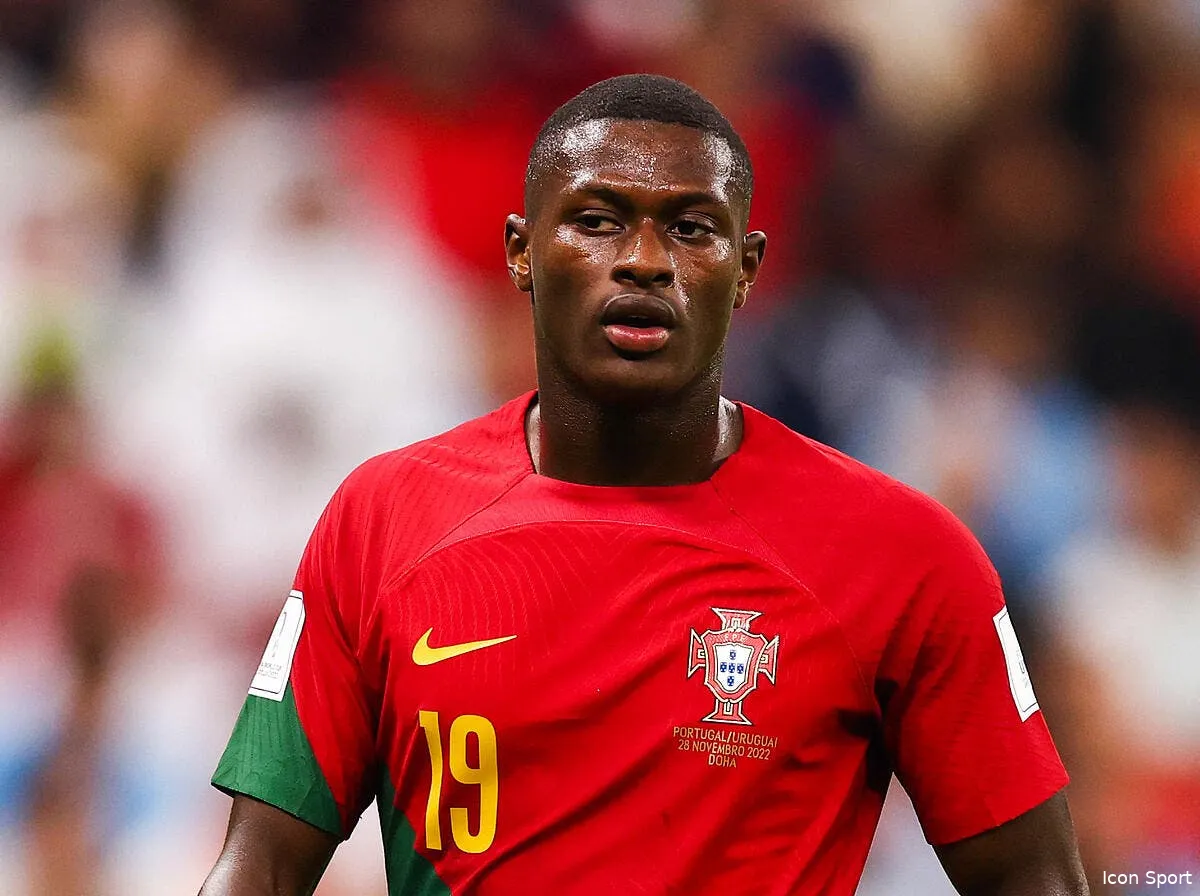 nuno mendes sort blesse et en larmes contre l uruguay mendes 354081