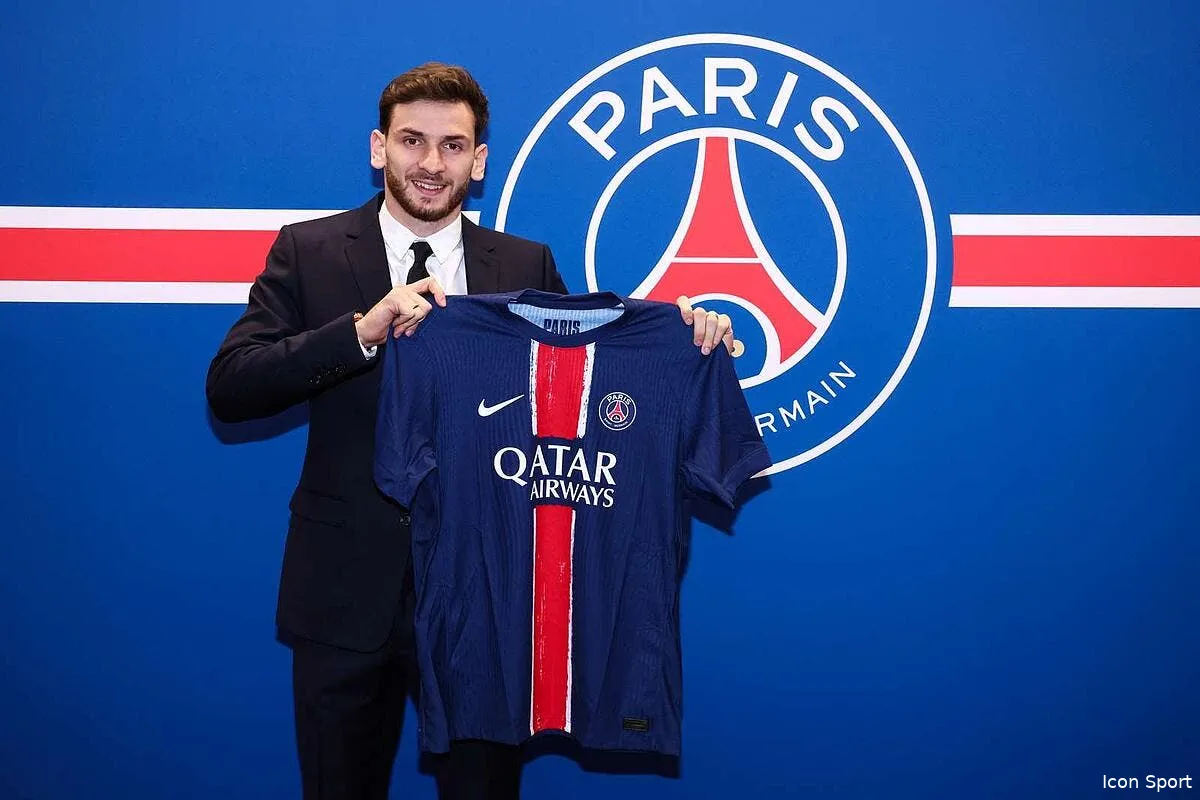 officiel khvicha kvaratskhelia signe au paris saint germain 02 386965