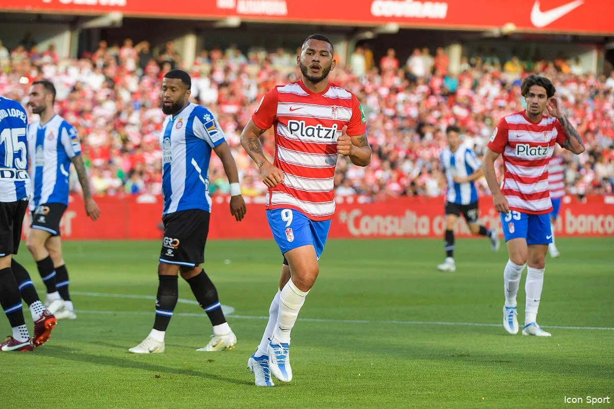 officiel luis suarez pose ses valises a l om icon ecommercefotos ecommerce2 123808686 346023