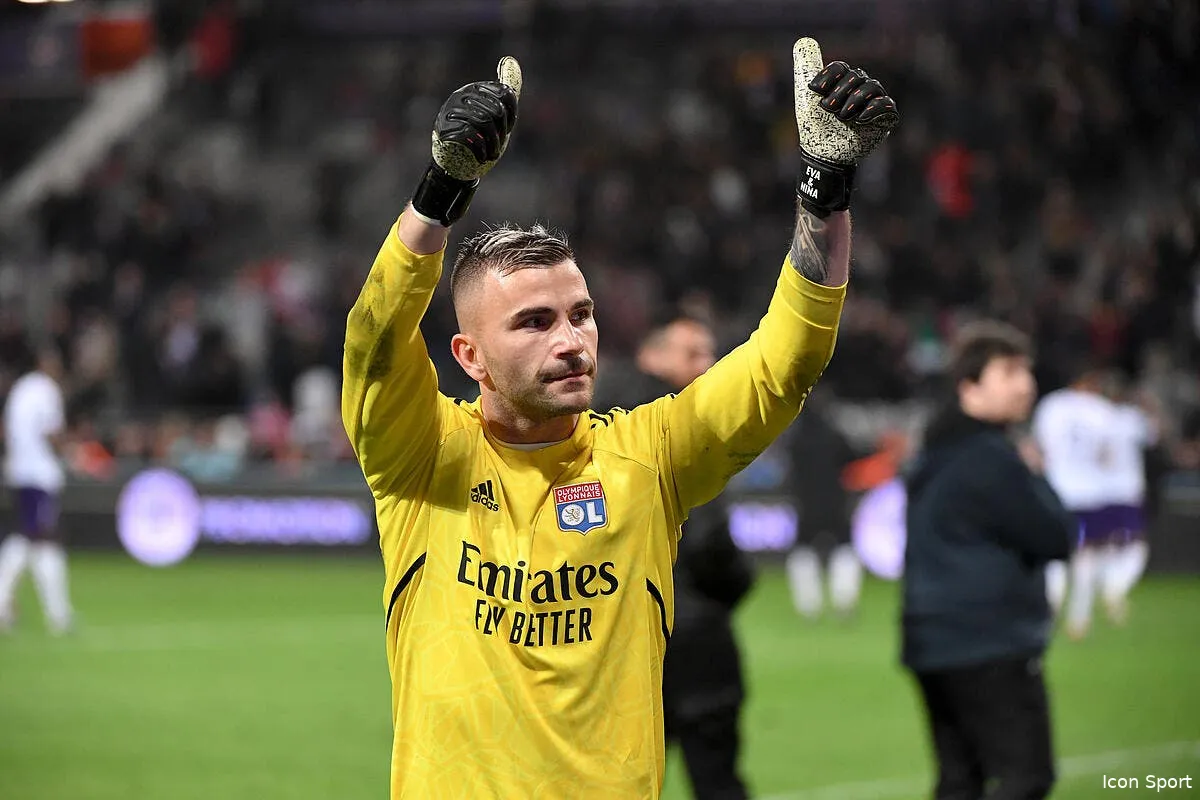 ol 2 ans apres juninho a genoux devant anthony lopes icon ab1 4520 359513