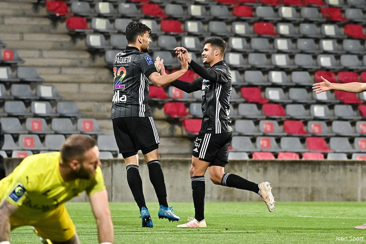 ol bruno guimaraes a genoux devant la legende juninho icon adi 7457 314337