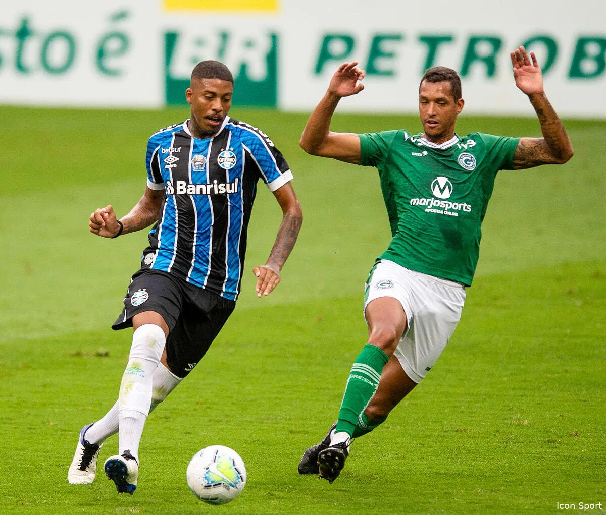 ol juninho fonce sur un defenseur de d2 bresilienne icon des20201130004 319213