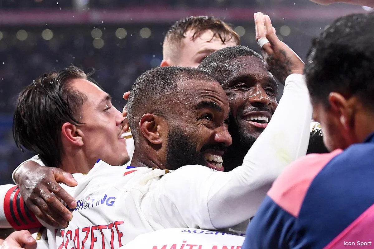 ol lacazette metamorphose il retourne sa veste iconsport 215810 0152 375248