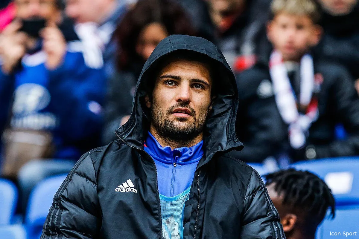 ol leo dubois interdit de jouer a lyon par les ultras icon d1r6313 339781