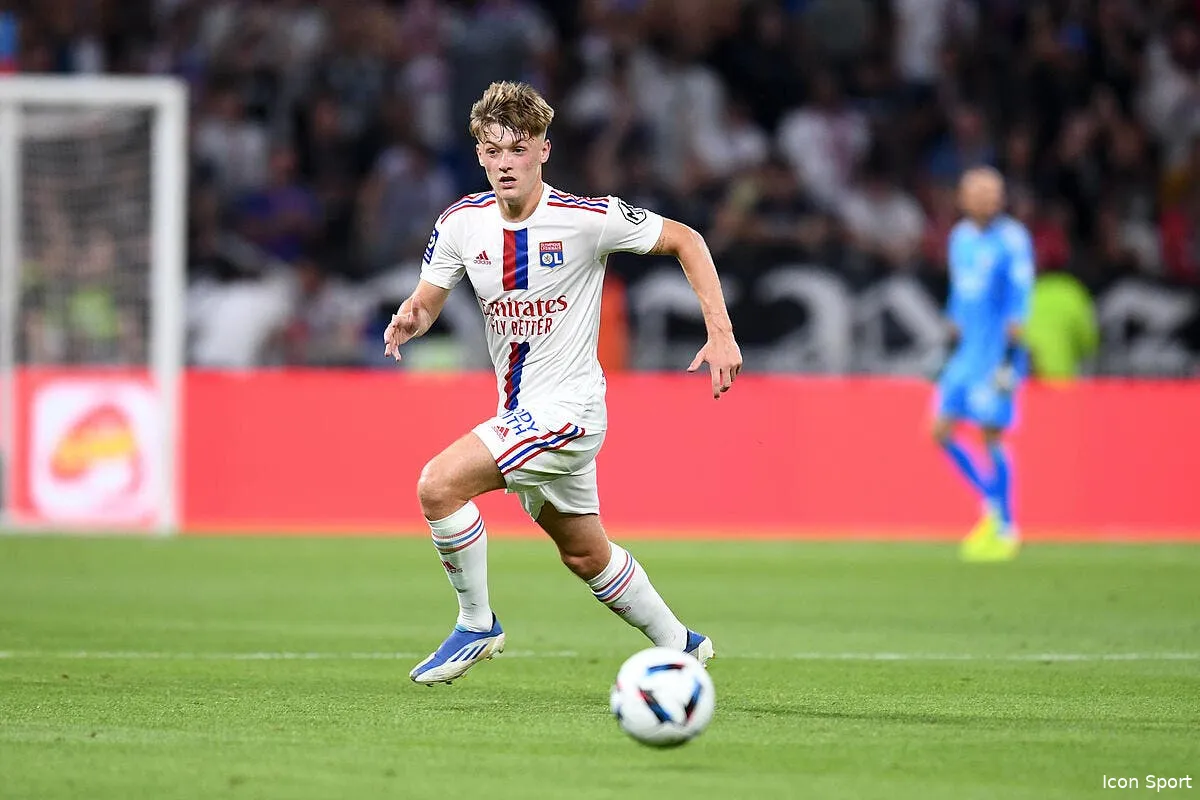 ol lepenant laisse lacazette sur les fesses icon pl5 6364 347275