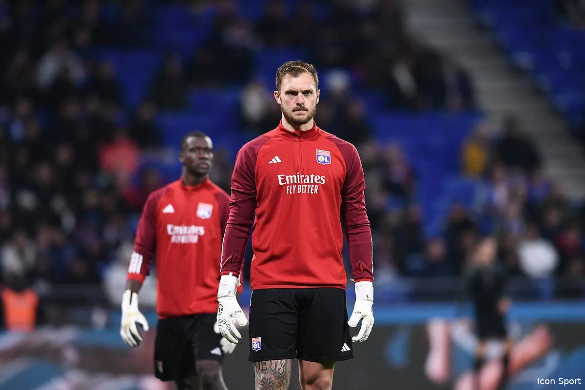 ol lucas perri titulaire contre lille pierre sage a tranche icon pl2 0571 371632