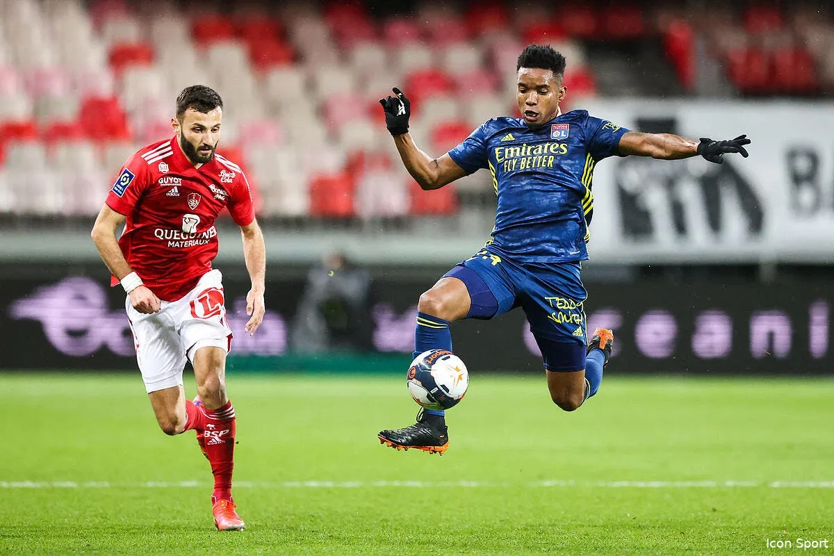 ol thiago mendes joue cartes sur table au mercato icon vmi brestlyon 069 311751