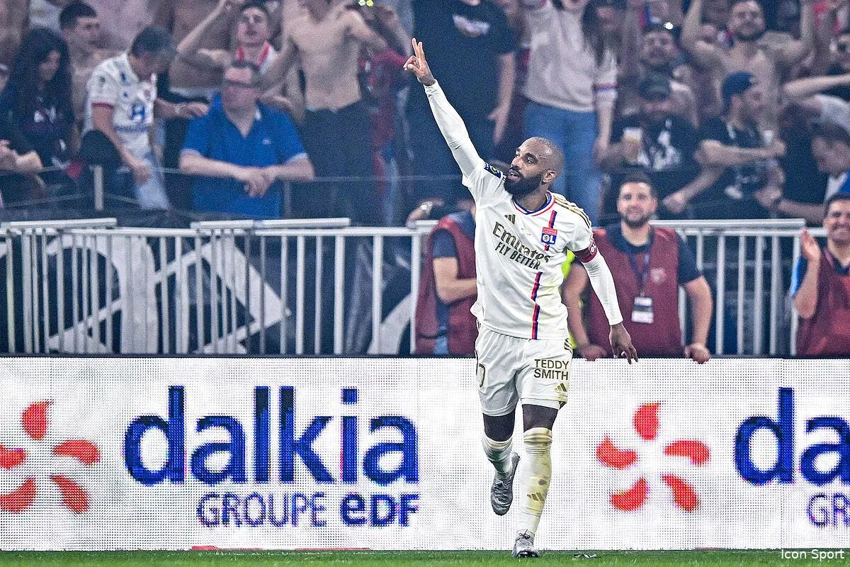 ol tolisso et cherki sur le banc grosso choque lacazette icon bap 270523 93 192 366464