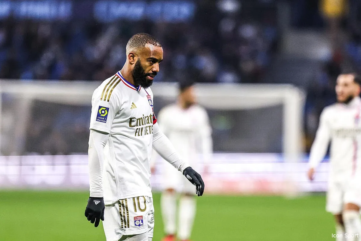 ol tous contre lacazette il denonce un scandale iconsport 186591 0236 375332