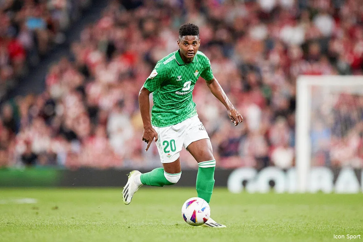 ol un lateral bresilien est arrive a lyon attend pour signer iconsport 197379 0003 377800