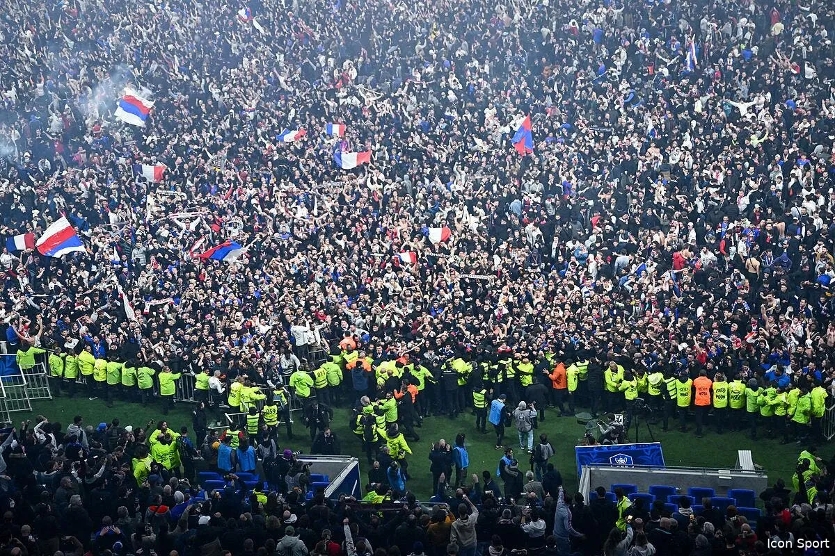 ol un supporter vend un bout de pelouse lyon rigole iconsport 205257 0162 374035