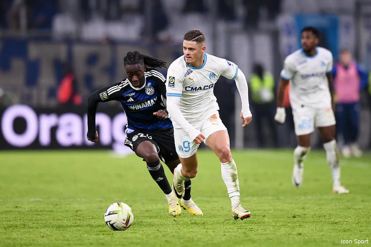 om deux attaquants sur le depart benatia fait le tri icon pl5 2006 370999