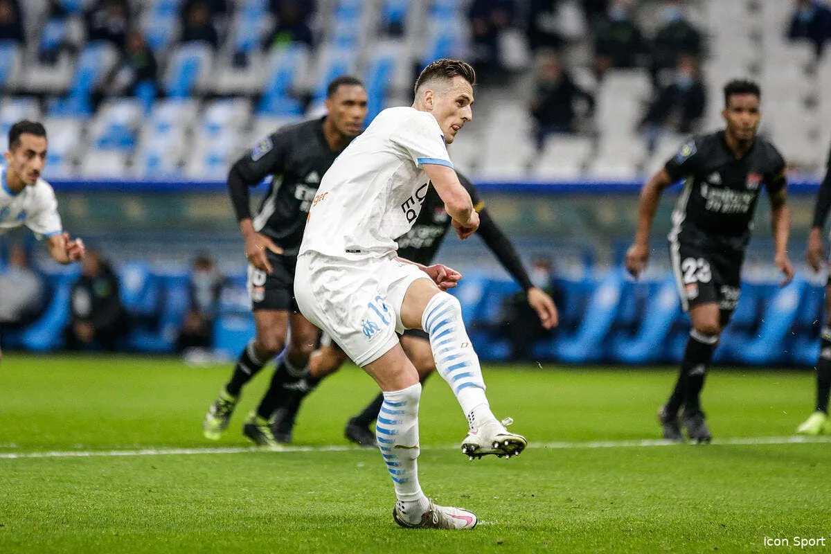 om machardy offre milik sur un plateau au psg icon d1r7490 319443