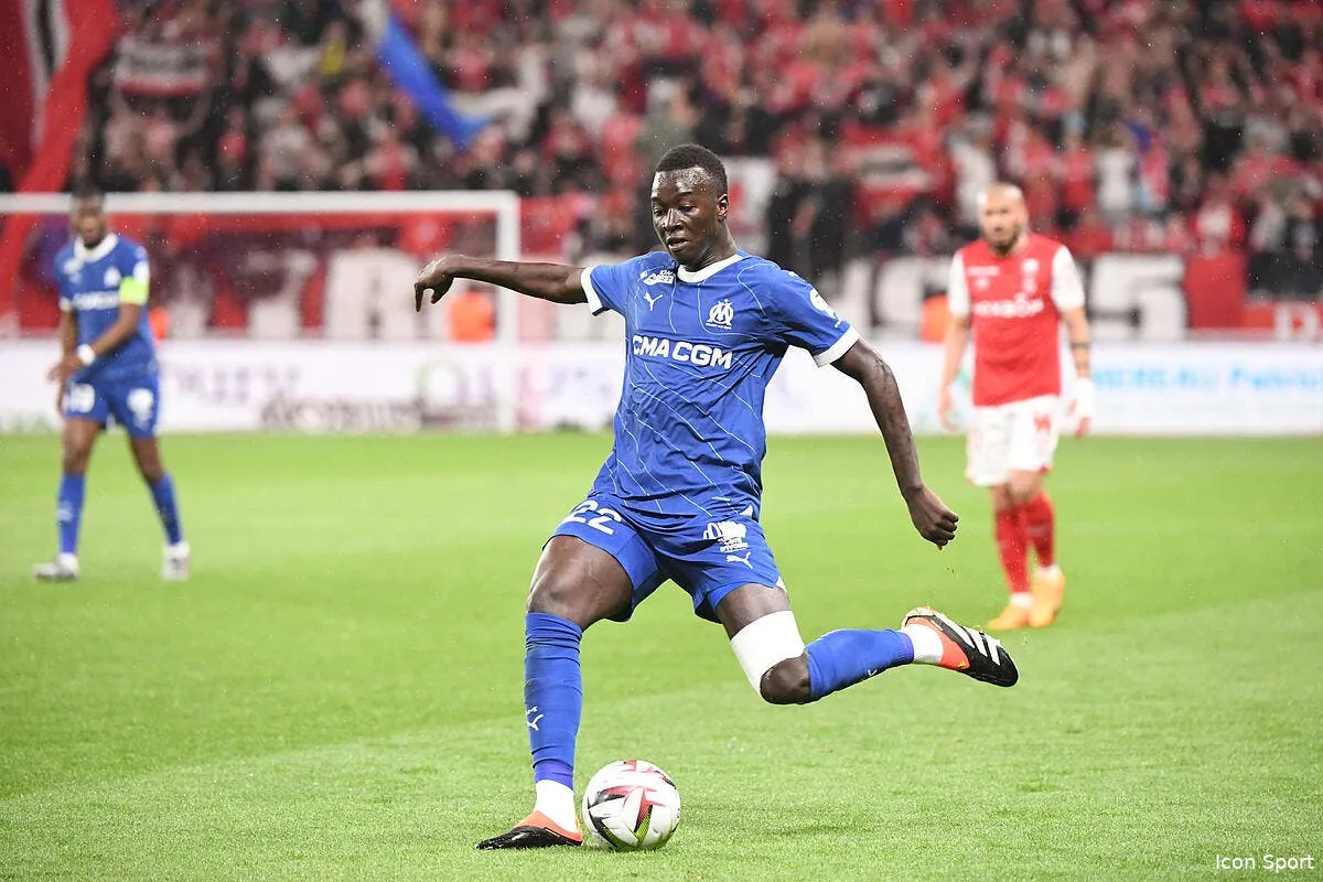 om pape gueye vengeur les supporters rient jaune iconsport 223182 0180 378982