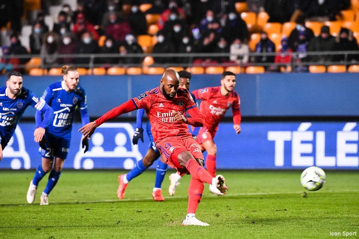 pierre menes choque par l arbitrage pro ol a troyes icon 021692 0066 332629