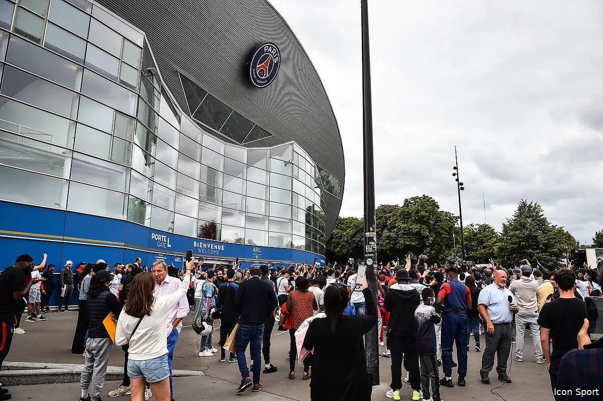 psg 1000 euros la place c est la folie lionel messi icon mm2 6417 321067