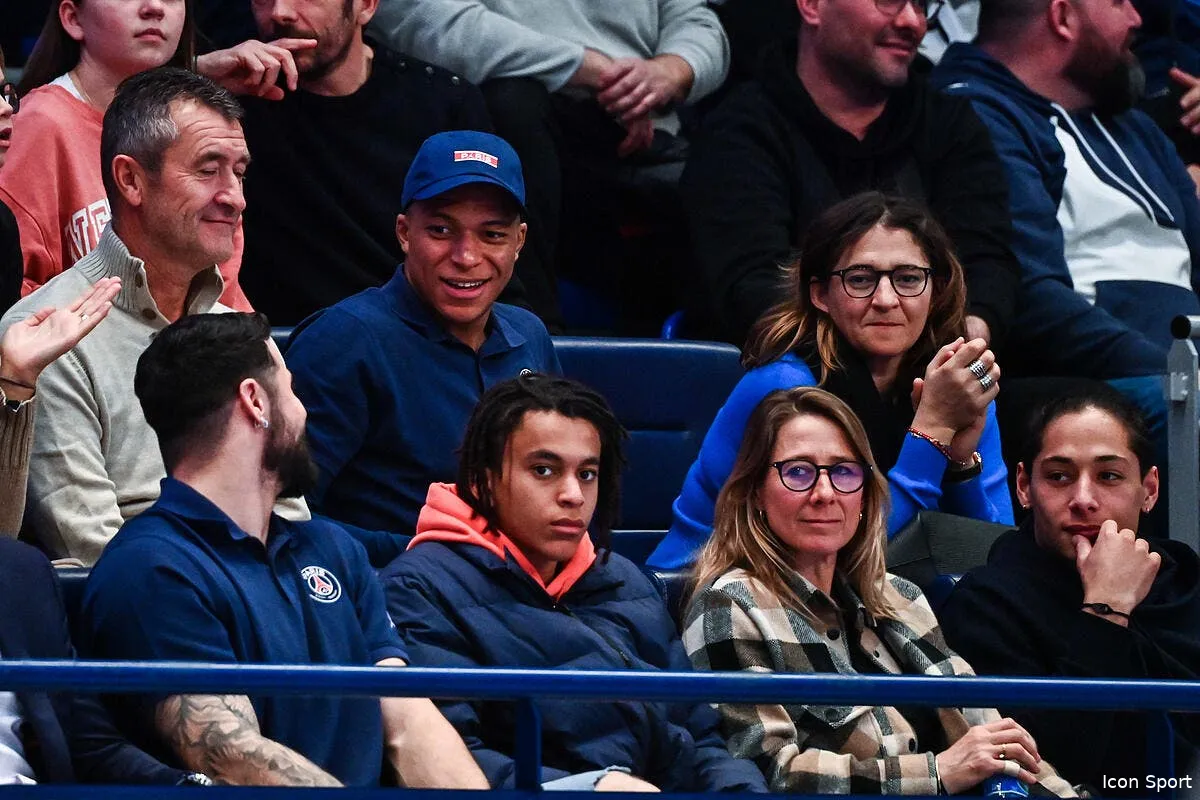 psg la mere de mbappe sort du silence icon dib 1300322 11 68 348123