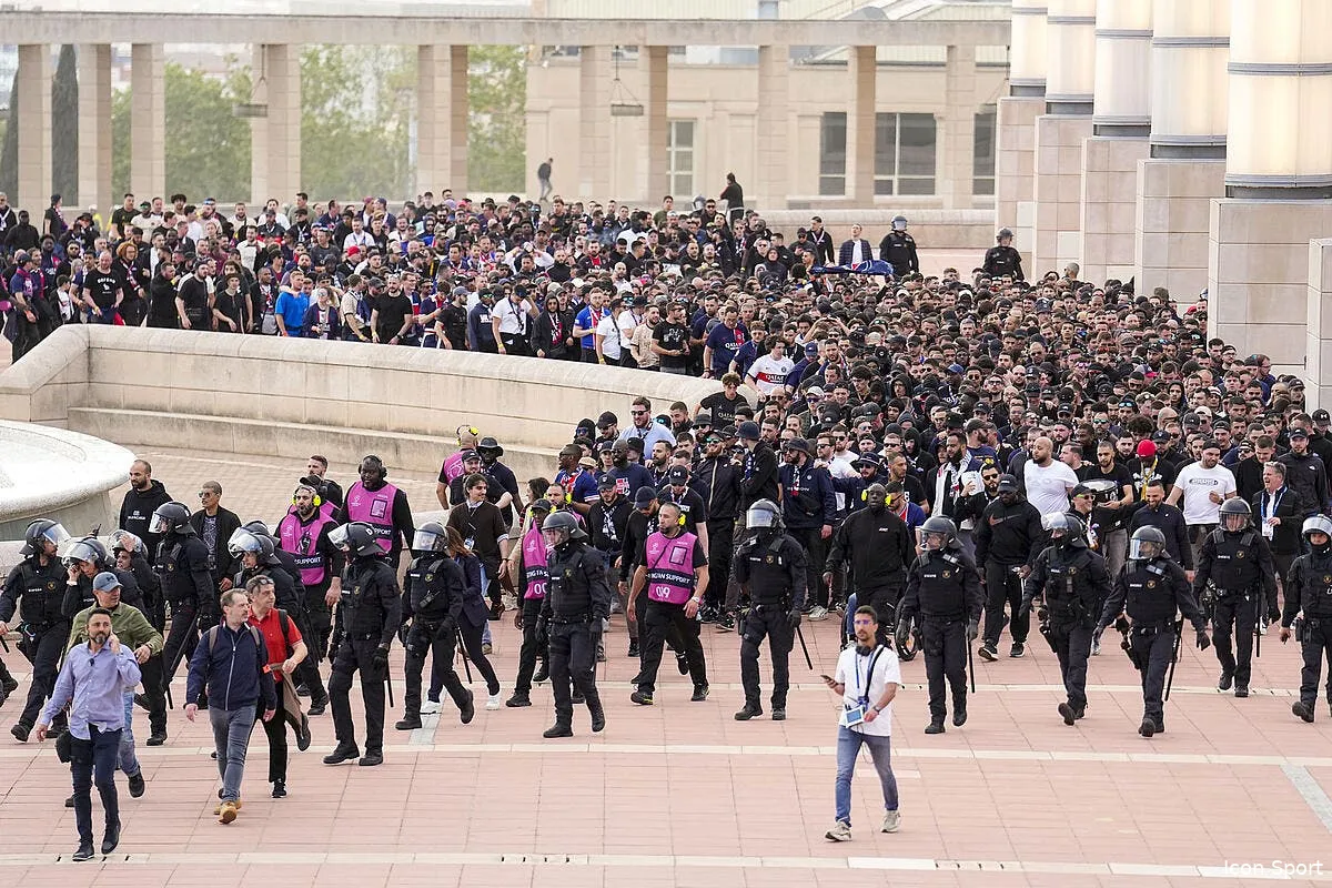 psg les supporters ont pris la colline de montjuic a barcelone video iconsport 210454 0002 374605