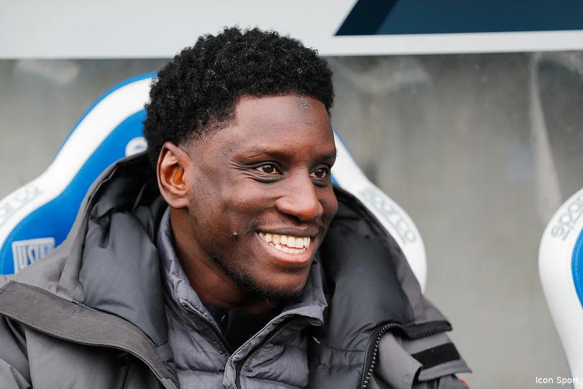 riolo joue au foot demba ba est hilare iconsport 189521 0169 373424