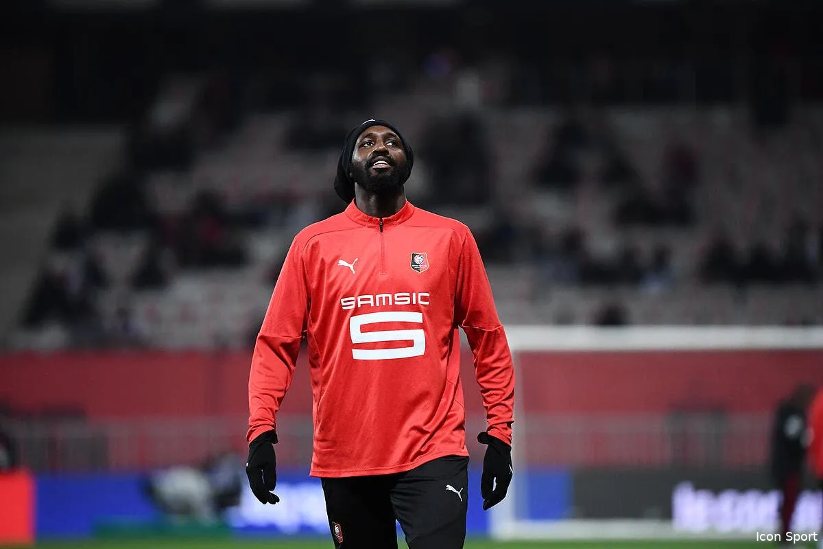seko fofana donne la gerbe aux ultras de lens iconsport 248430 0459 386341