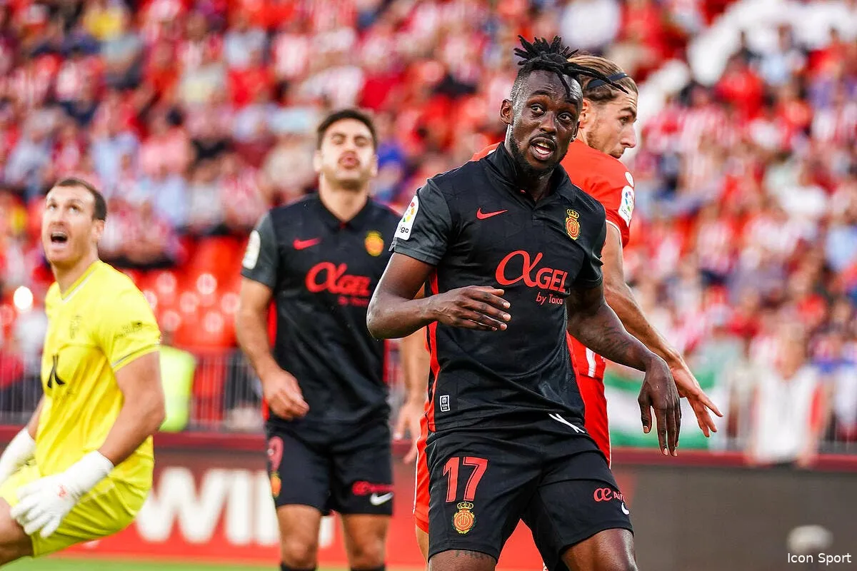 tino kadewera renvoye a l ol par majorque icon ecommerce fotos ecommerce 2 136279551 361636