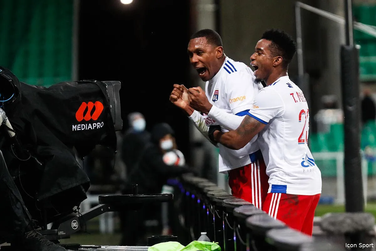 tv canal serieusement inquiete par la menace amazon icon 25i9882 copie 305795