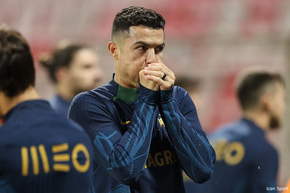 un fan passe a deux doigts de blesser cr7 icon 231015 pxl portugal training 0016 366811