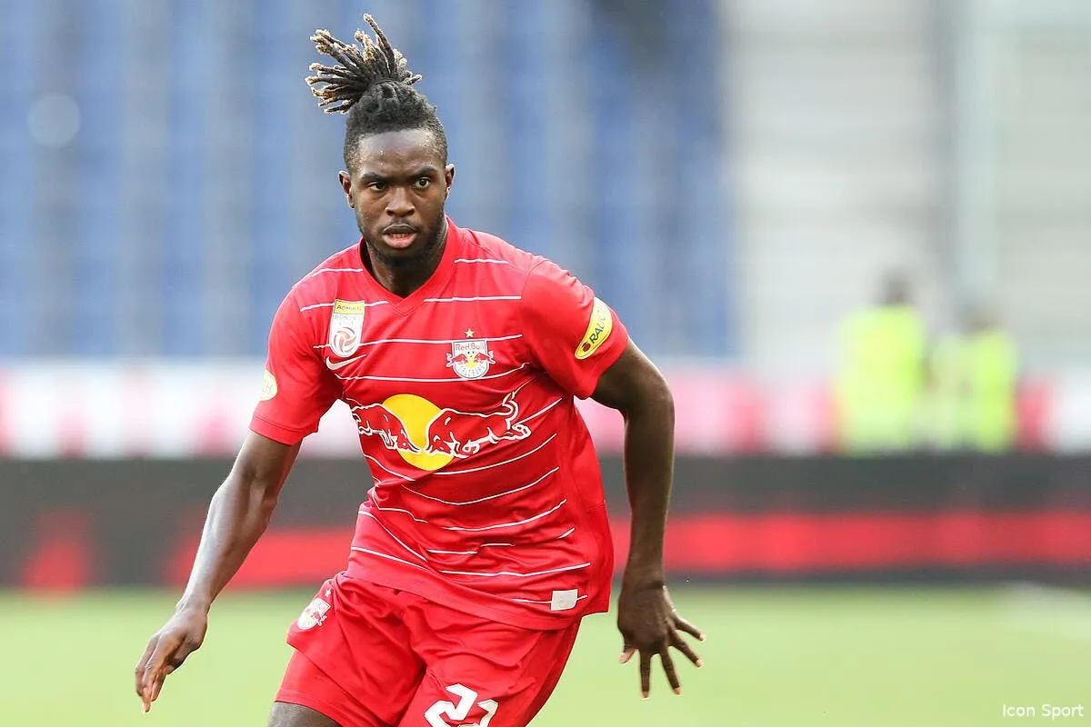 un joueur dechire la carte jeune de l ol icon gepa 20210821 101 114 0051 368201