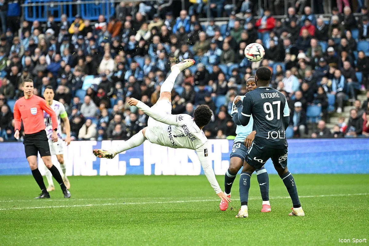 zakaria aboukhlal marque un but fou avec toulouse iconsport 253075 0012 388889