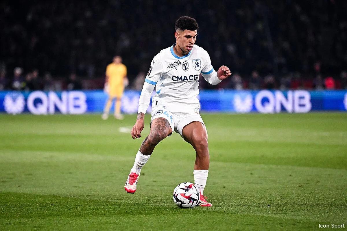 deux joueurs dans le viseur le bayern vient se servir a l om iconsport 255064 0493 390455