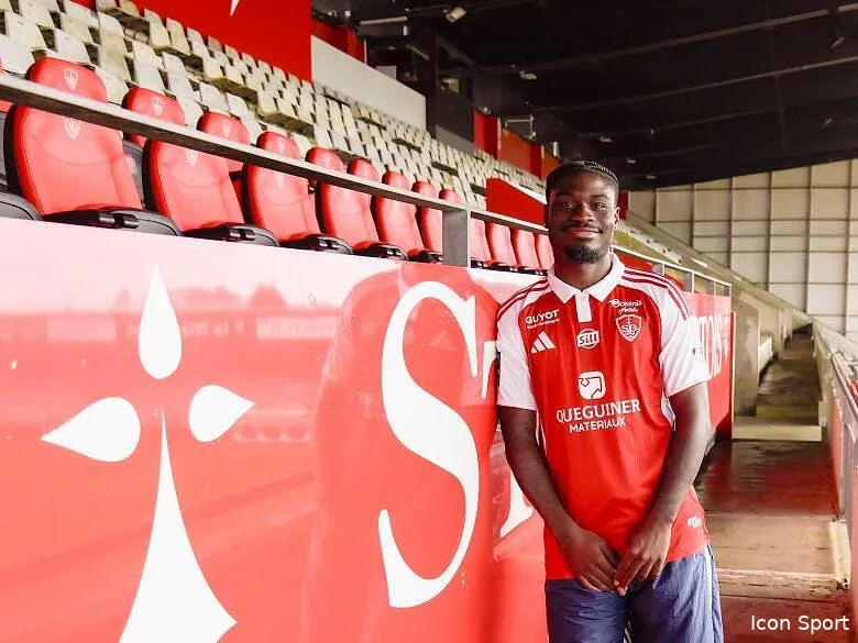 eric junior dina ebimbe prete au stade brestois off dina embimbe 10 398223