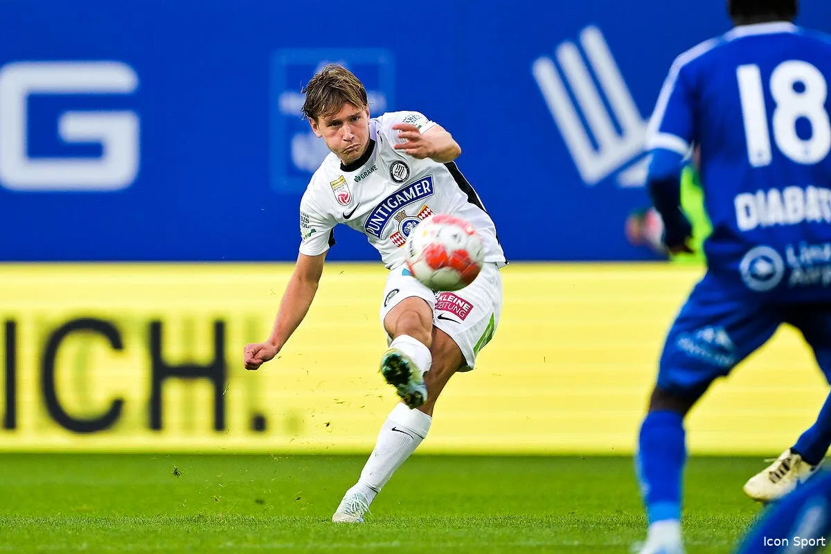 l ol a peut etre trouve un etonnant deuxieme attaquant iconsport 241888 0004 398109