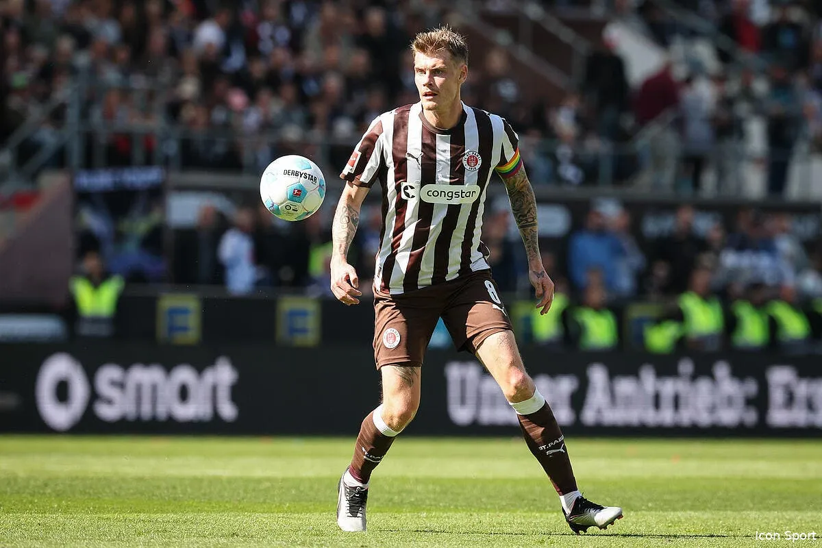 l ol fonce sur un defenseur suedois a 5me iconsport 260374 0015 394291